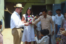 1982-04-01: Lyndon and Helga Zepp-LaRouche greeted by residents of village of Mandi in India