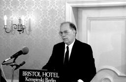 1988-10-22: Lyndon LaRouche at Bristol Kempinsky Hotel in Berlin, Germany
